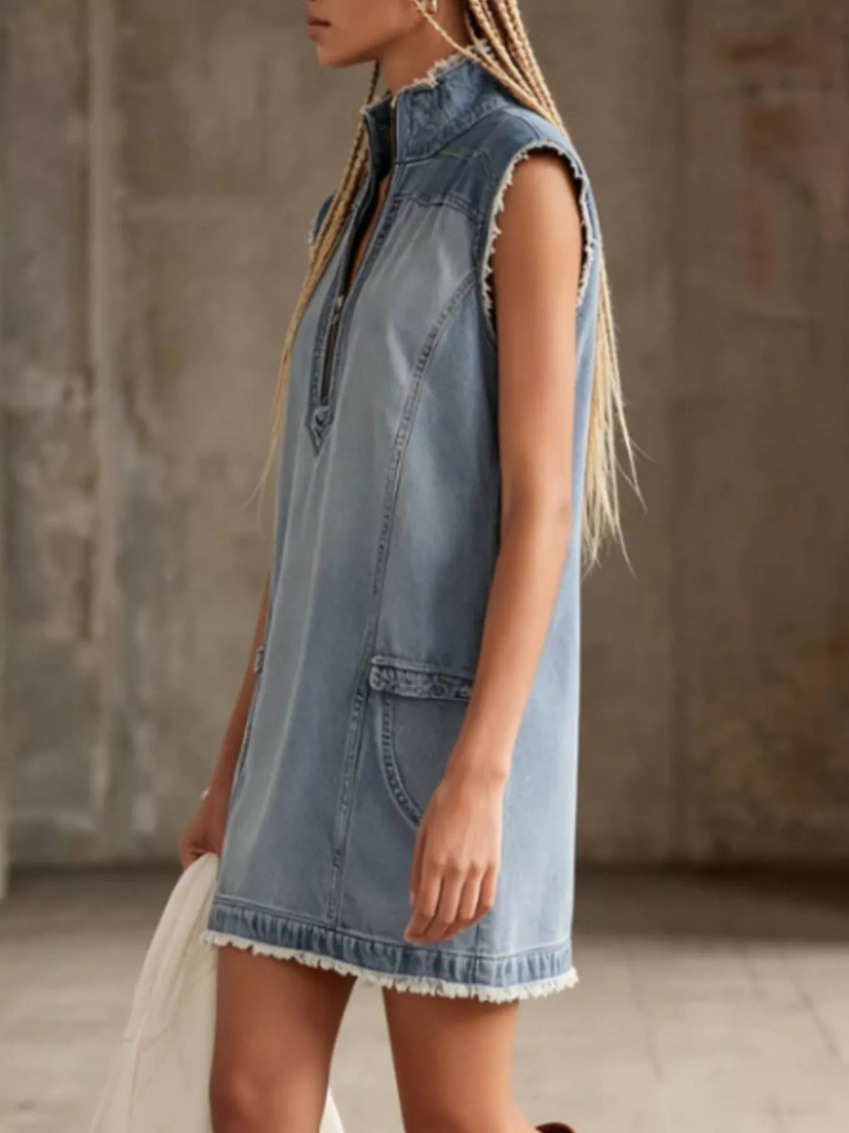 Mini-robe en jean zippée à ourlet effiloché