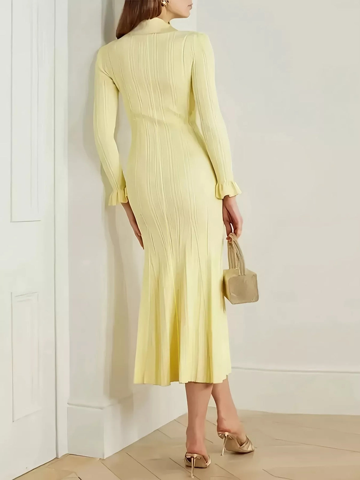 Robe pull boutonnée à manches volantées