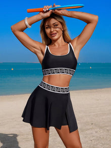 Ensemble de maillot de bain débardeur et skort à bord contrastant