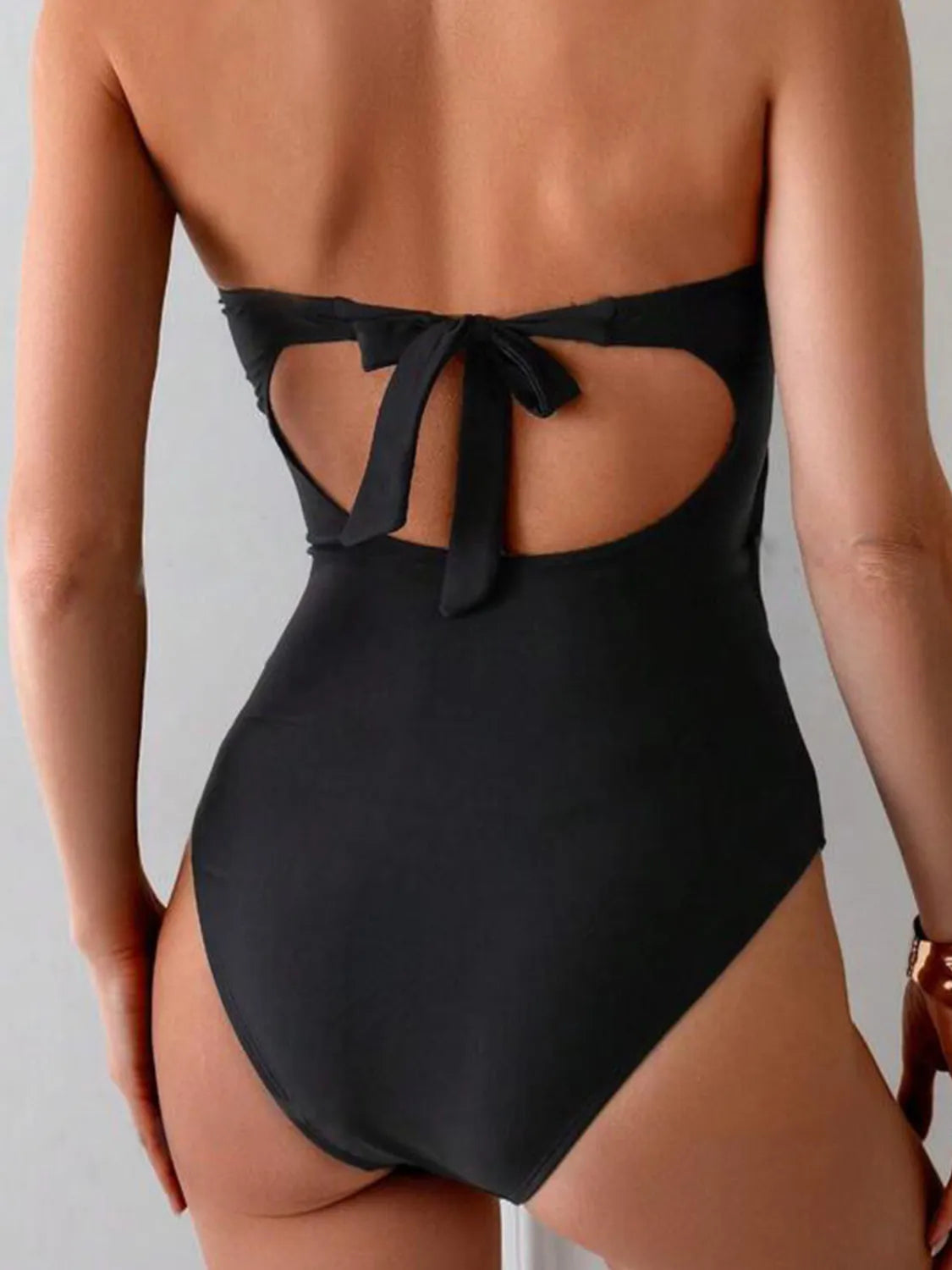 Costume Intero con Scollo a Cuore e Cut-Out