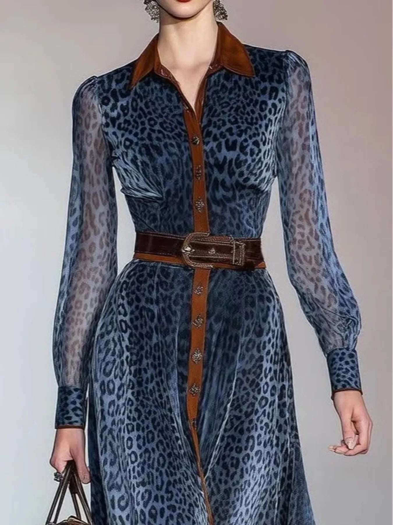 Vestito a camicia con stampa leopardata e finiture a contrasto