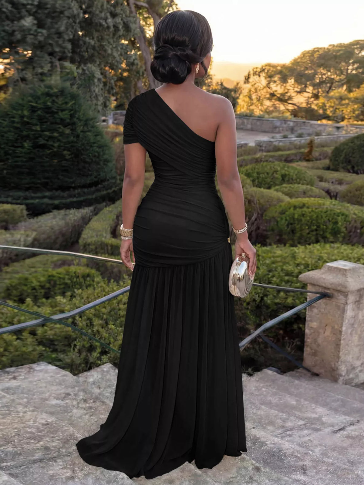 Robe longue fendue à volants et à une épaule