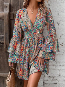 Miniabito con scollo a V e maniche a campana fantasia paisley