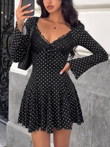 Mini-robe en dentelle plumetis