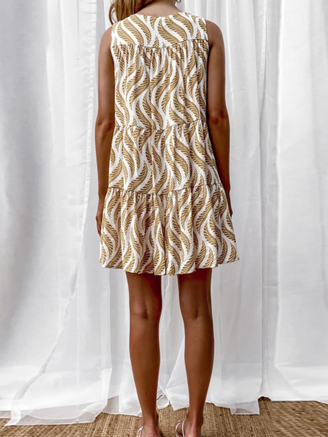 Mini-robe sans manches imprimée à col en V