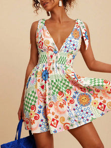 Mini-robe imprimée à col en V et taille smockée