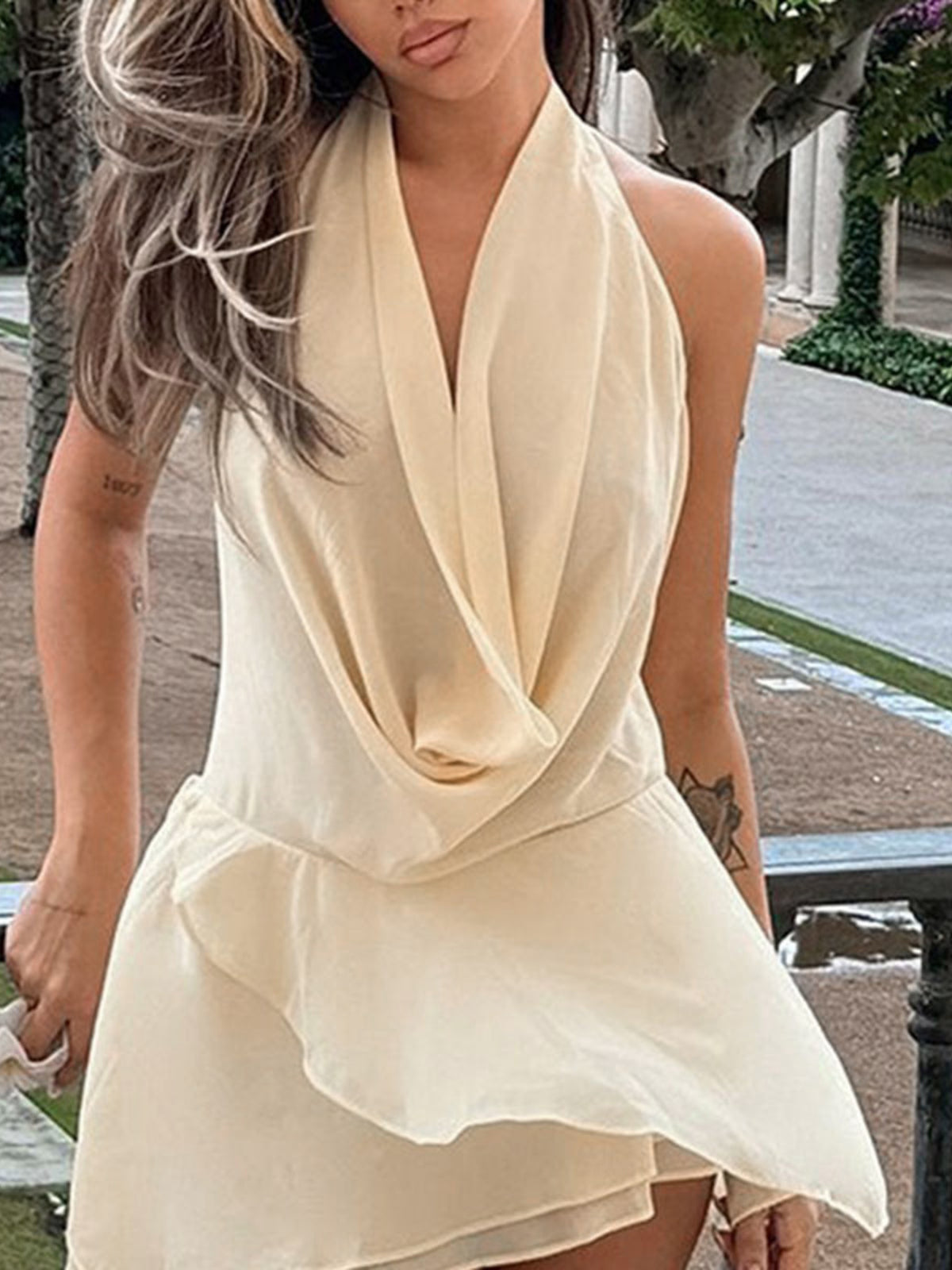 Mini-robe licou en satin à col bénitier