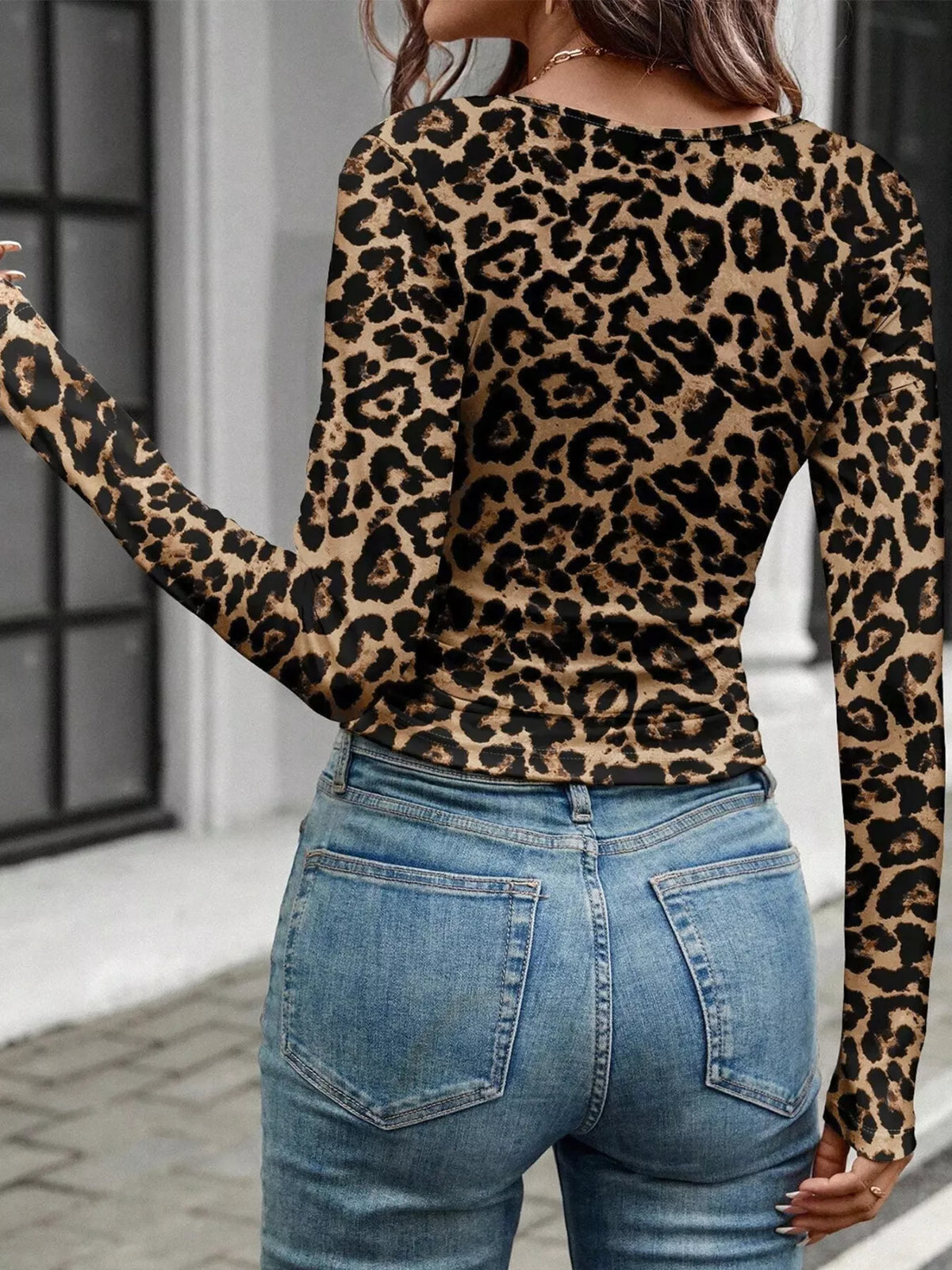 Top a maniche lunghe con scollo quadrato e stampa leopardata