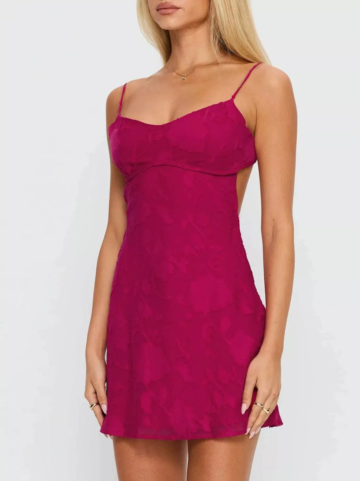 Robe courte à fines bretelles à nouer dans le dos