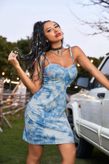 Miniabito smanicato tie-dye con dettagli a nodo