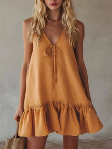 Mini-robe à col en V, nouée devant et ourlet à volants