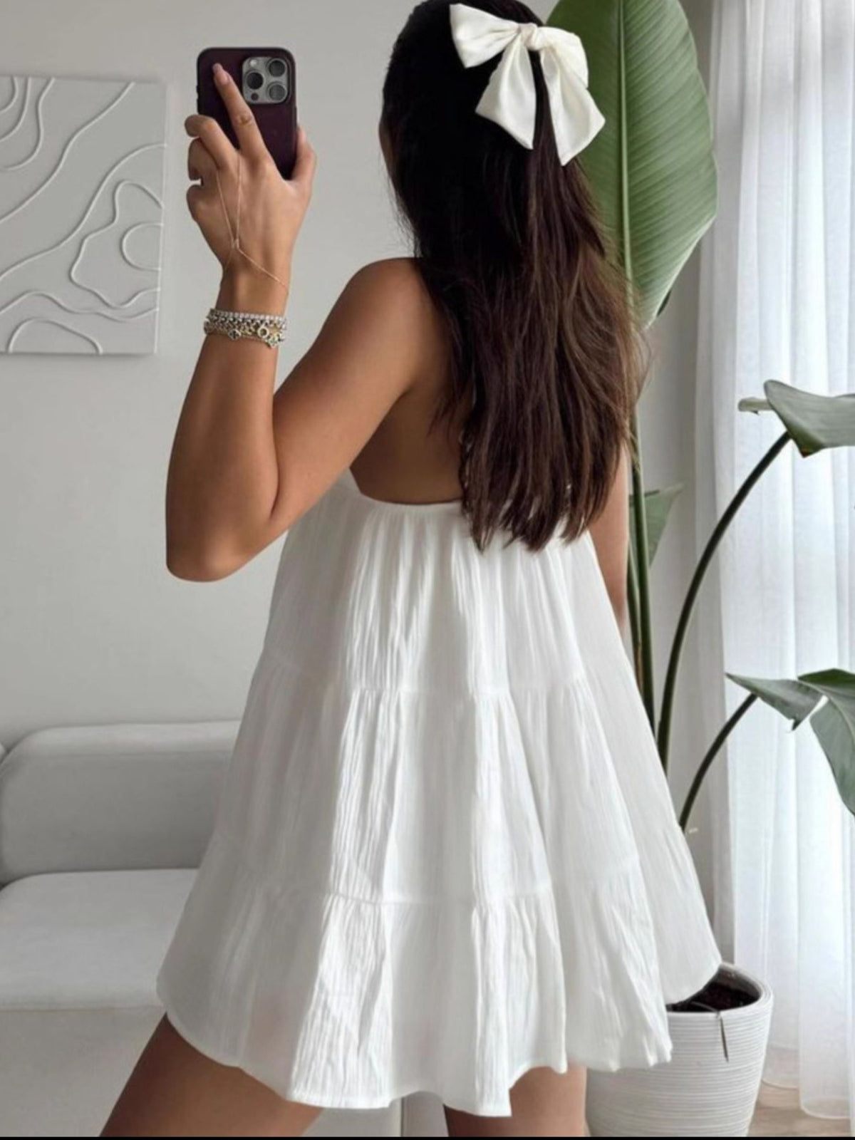 Robe courte évasée à volants et col en V