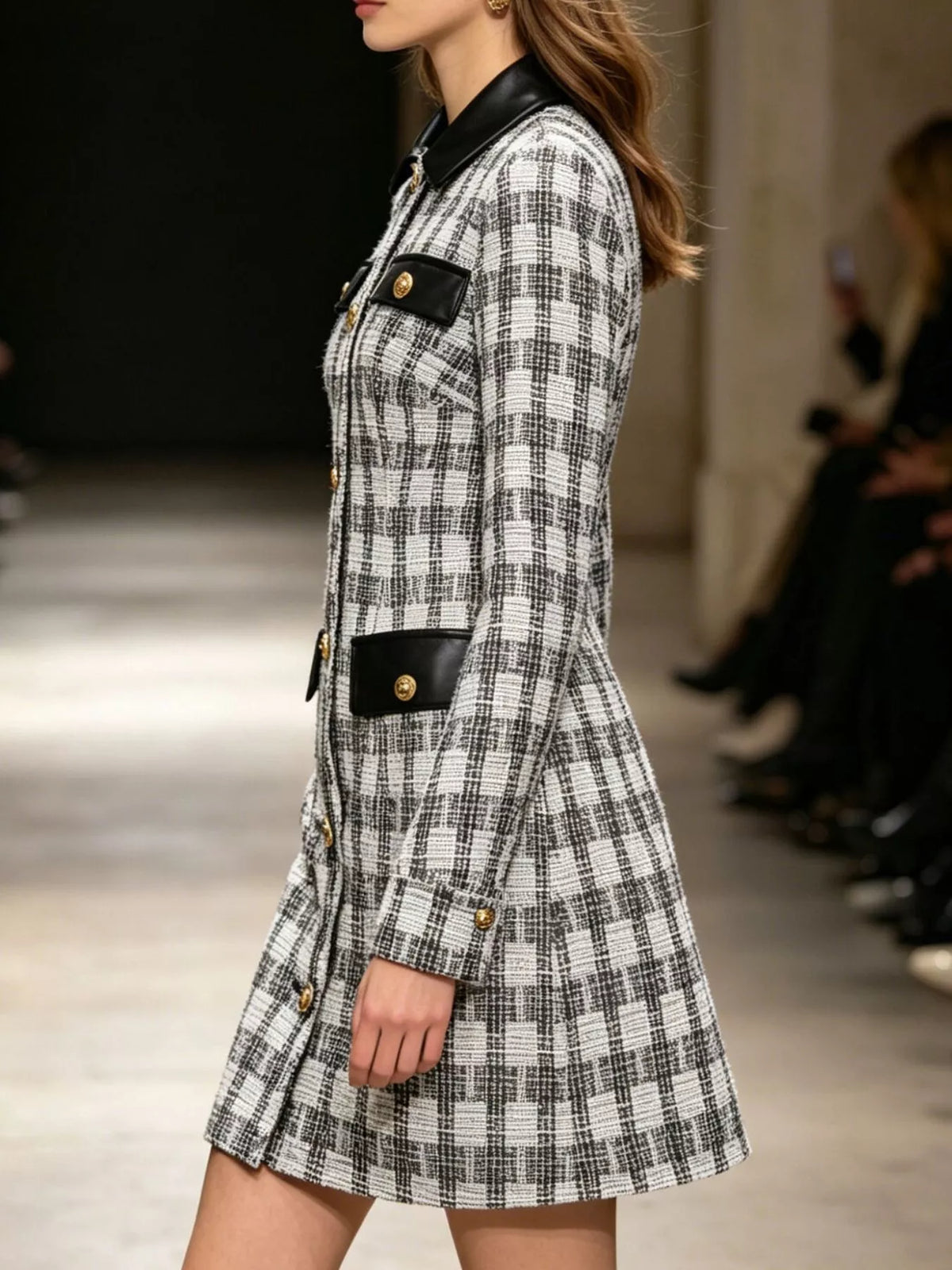 Minidress a quadri stile tweed con bottoni sul davanti